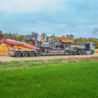 Der MAX710 Tieflader wurde bei B&B im Schwertransport eingesetzt und überführte eine 56-Tonnen-Brechanlage zur firmeneigenen Quarzsandgrube in Haltern am See. Der MAX710 Tieflader wurde bei B&B im Schwertransport eingesetzt und überführte eine 56-Tonnen-Brechanlage zur firmeneigenen Quarzsandgrube in Haltern am See.