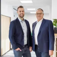 Daniel Wild (links), ist nun Geschäftsführer der Max Wild GmbH. Sein Vater Roland Wild wird das Unternehmen weiterhin als Gesellschafter beraten.