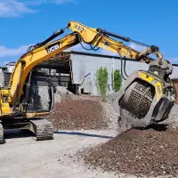 Jenkins Recycling nutzt einen MB-S14 Sieblöffel, um ein Schottergemisch für einen kompakten und stabilen Untergrund aufzubereiten. Quelle: MB Crusher