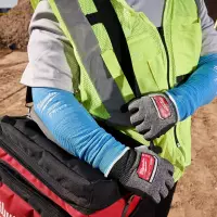 Zu den neuen Produkten mit kühlenden Eigenschaften gehört ein kühlender Arm-Schnittschutz mit 40 cm Länge.