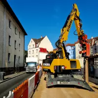Nicht nur in der Innenstadt von Nürnberg gibt es Baustellen, wo nur der HYDREMA den Einsatz mit schwerem Gerät sicherstellen kann.
