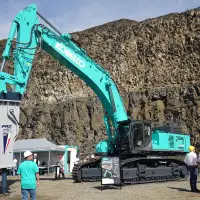 Echte Power: Der Kobelco SK850LC-11 war im Messe-Steinbruch auf ureigenem Terrain. Echte Power: Der Kobelco SK850LC-11 war im Messe-Steinbruch auf ureigenem Terrain.