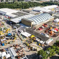 Die Bauwirtschaft blickt nach vorne. Die 70. NordBau war geprägt von Partnerschaften und Austausch sowie Neuheiten und Zukunftsthemen. Quelle: Holstenhallen Neumünster – NordBau – SixConcept