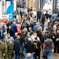 Die 71. NordBau findet vom 9. bis 13. September 2026 in den Holstenhallen Neumünster statt und setzt mit neuen Holzbau-Hallen, digitalem und nachhaltigem Bauen, Nachwuchsförderung sowie einem erweiterten Kongressprogramm neue Schwerpunkte für die Baubranche. Quelle: Holstenhallen Neumünster – NordBau – SixConcept