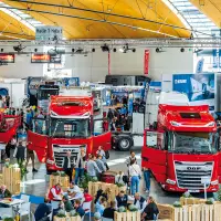 Die NUFAM 2025 bestätigte mit 430 Ausstellenden, 24.000 Besuchenden und einem vielfältigen Rahmenprogramm ihre Bedeutung als zentrale Plattform der europäischen Nutzfahrzeugbranche. Im Fokus standen alternative Antriebe wie E-Fahrzeuge und Wasserstoffmotoren sowie praxisnahe Lösungen für Kommunen und Fuhrparks. Quelle: Jürgen Rösner/Messe Karlsruhe