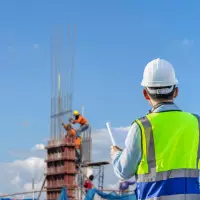 Beschäftigte auf der Baustelle sollten unbedingt auf Lichtschutzfaktor 50 setzen, weil sie als sehr gefährdet gelten. Bild: JU.STOCKER//stock.adobe.com