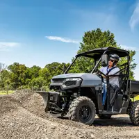 Die 28 PS des Einzylinder-Benziners schieben in Verbindung mit dem automatisch geregelten Allradantrieb kräftig an. Foto: Polaris Die 28 PS des Einzylinder-Benziners schieben in Verbindung mit dem automatisch geregelten Allradantrieb kräftig an. Foto: Polaris