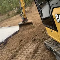 Der mit RotoTop ausgestattete Bagger ganz gleich welcher Größe kann präzise entlang von Begrenzungen arbeiten, ohne dass die Gefahr von Beschädigungen besteht, und spart Handarbeit ein.