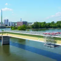 Die 235 m lange BARA-Brücke verbindet den Industriepark Wiesbaden mit der Rheininsel Petersaue und war in den 1970er-Jahren die weitest gespannte Leichtbetonbrücke der Welt.
