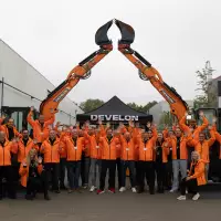 Starkes Team: Die mittlerweile 18 Mitarbeiterinnen und Mitarbeiter sowie acht Servicetechniker begrüßten 300 Interessierte zum Tag der offenen Tür, der erstmals am neuen DEVELON-Standort in Mannheim stattgefunden hat.
