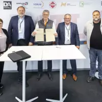 Die Unterzeichnenden des Positionspapiers „Fünf Forderungen der Baubranche, Abbruch- und Recycling- Wirtschaft an die Politik“: Dr. Sarah Brückner (Geschäftsführerin des Fachverbandes Abfall- und Recyclingtechnik/VDMA), Thomas Lück (Vorstandsmitglied/Deutscher Abbruchverband e.V.), Dieter Schnittjer (Geschäftsführer/ Verband der Baubranche,
Umwelt- und Maschinentechnik e.V.), Eric Rehbock (Hauptgeschäftsführer/Bundesverband Sekundärrohstoffe und Entsorgung e.V.) und Klaus Ring (Verband Garten-, Landschafts- und Sportplatzbau Baden-Württemberg e.V.) - (v.l.n.r.).
