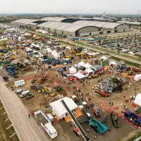 Die RecyclingAKTIV & TiefbauLIVE 2025 zeigte in Karlsruhe eindrucksvoll, dass die Branche trotz wirtschaftlicher Unsicherheiten voller Tatkraft steckt: Volle Ausstellungsflächen, internationale Besucher und ein deutlich gestiegener Anteil an Fachpublikum sorgten für eine positive Stimmung. Zwischen praxisnahen Live-Demonstrationen und konkreten Investitionsgesprächen wurde zugleich der Ruf nach verlässlichen politischen Rahmenbedingungen laut, um die Innovationskraft der Unternehmen weiter zu stärken. Quelle: Treffpunkt.Bau