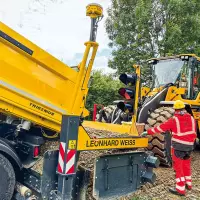 Leonhard Weiss setzt den Reptail SM vorwiegend für kleinere Wegebaumaßnahmen ein. Für maximale Präzision wurde eine Trimble Earthwork 3D-Maschinensteuerung nachgerüstet. Die Ampel hilft bei der Kommunikation mit dem Lkw-Fahrer. Quelle: Leonhard Weiss Leonhard Weiss setzt den Reptail SM vorwiegend für kleinere Wegebaumaßnahmen ein. Für maximale Präzision wurde eine Trimble Earthwork 3D-Maschinensteuerung nachgerüstet. Die Ampel hilft bei der Kommunikation mit dem Lkw-Fahrer. Quelle: Leonhard Weiss