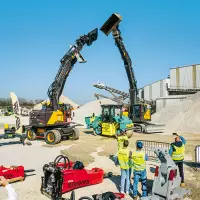 Die Besucher der Pro Days erwartete ein breites Portfolio an Maschinen, Technologien und Lösungen. Unter dem Motto „Testen und Erleben“ präsentierte Robert Aebi eine beeindruckende Bandbreite an Technik- und Digitalisierungslösungen. Quelle: Treffpunkt.Bau
Die Besucher der Pro Days erwartete ein breites Portfolio an Maschinen, Technologien und Lösungen. Unter dem Motto „Testen und Erleben“ präsentierte Robert Aebi eine beeindruckende Bandbreite an Technik- und Digitalisierungslösungen. Quelle: Treffpunkt.Bau