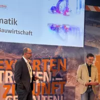 Christian Meschnig, CEO Rosenberger Telematic und Dipl.-Ing. Christoph Kellner, Projektmanagement Telematik Strabag BMTI gemeinsam auf der Bühne des VDBUM Großseminars.