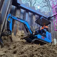 Der vollelektrische Sany SY19E im Einsatz in der Zielbaugrube: präzises Freischachten der Spundwand-Täler, absolut emissionsfrei und flüsterleise. Genau dort, wo herkömmliche Dieselbagger an ihre Grenzen stoßen. Der vollelektrische Sany SY19E im Einsatz in der Zielbaugrube: präzises Freischachten der Spundwand-Täler, absolut emissionsfrei und flüsterleise. Genau dort, wo herkömmliche Dieselbagger an ihre Grenzen stoßen.