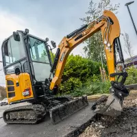 Der neue Minibagger in der 2-Tonnen-Klasse: Der SY20C meistert alle Aufgaben im Handumdrehen. Besonders attraktiv sind der zweite Steuerkreis sowie die serienmäßige Schnellwechsler-Hydraulik, die bereits ab Werk integriert ist.