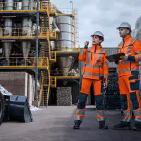 Schöffel Pro präsentierte auf der IFAT München Warnschutzkleidung für warme Arbeitstage im Freien. Die Kollektion umfasst Hi-Vis-Oberteile mit UV-Schutz und Feuchtigkeitsmanagement sowie kombinierbare Arbeitshosen mit robusten Materialien und Stretch-Zonen.