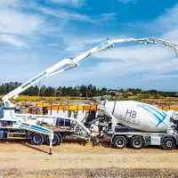 Den Auftakt der neuen Blueline-Baureihe von Schwing bildet die XS37-5RZ – eine 37-Meter-Autobetonpumpe, die speziell auf die Anforderungen typischer Baustellenanwendungen im Hoch- und Ingenieurbau zugeschnitten wurde. Quelle: Schwing
