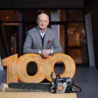 Dr. Nikolas Stihl, Vorsitzender des Stihl Beirats und Aufsichtsrats, präsentiert anlässlich des 100-jährigen Firmenjubiläums die Jubiläumssäge Stihl MS 500i Centennial Edition.  