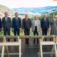 Hochrangige Gäste sind bei der Eröffnung anwesend (v.l.n.r.): Sebastian Metz, Geschäftsführendes Vorstandsmitglied deutsch-rumänische Industrie- und Handelskammer (AHK Rumänien), Präsident des Kreisrats Bihor, Florin-Alin Birta, Bürgermeister Oradea, Dr. Nikolas Stihl, Vorsitzender Stihl Beirat und Aufsichtsrat, Hans Peter Stihl, Ehrenvorsitzender Stihl Beirat und Aufsichtsrat, Ilie Boloja, Premierminister Rumänien, Noemi Straub, Vice President Andreas Stihl Power Tools S.R.L., Dr. Robert Feulner, Geschäftsführer Andreas Stihl Power Tools S.R.L.