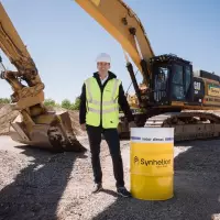 Philipp Furler, Co-CEO und Mitgründer von Synhelion, vor dem Bagger der Eberhard Unternehmungen, der mit Synhelions synthetischem Diesel betankt wurde. Philipp Furler, Co-CEO und Mitgründer von Synhelion, vor dem Bagger der Eberhard Unternehmungen, der mit Synhelions synthetischem Diesel betankt wurde.