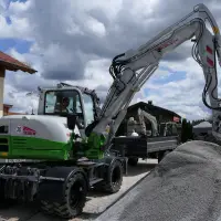 Der Takeuchi TB 395 W ist komplett ausgerüstet. Auch ein vollhydraulischer Schnellwechsler gehört dazu.
Der Takeuchi TB 395 W ist komplett ausgerüstet. Auch ein vollhydraulischer Schnellwechsler gehört dazu.