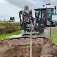 Das vollautomatische Gestänge-Wechselsystem des 20N entlastet den Bediener und automatisiert die Abläufe. Ein fernbedienbarer Ladekran ist eine sinnvolle Option für sicheres Handling von Gestängen, Boxen und Zubehör. 
