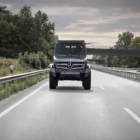 Zum 80-jährigen Jubiläum hat Mercedes-Benz Special Trucks gemeinsam mit Hellgeth Engineering den bislang stärksten hochgeländegängigen Unimog als luxuriöses Showcar entwickelt, das Leistung, Design und Komfort auf ein neues Niveau hebt und im kommenden Jahr von einem Kunden im Praxiseinsatz getestet wird.