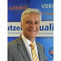Josef Andritzky ist Gesellschafter der Kassecker-Holding GmbH mit Sitz in Waldsassen. Seit 2009 gehört er dem Vorstand des Verbandes der Baubranche, Umwelt- und Maschinentechnik e.V. (VDBUM), an. Andritzky zeigt auf, wie sich, etwa im Zuge des Ausbaus der Erneuerbaren Energien, die Aufgaben der Baubranche verändern und welche Möglichkeiten der Verband seinen Mitgliedern bietet, um die Herausforderungen erfolgreich zu bewältigen. Josef Andritzky ist Gesellschafter der Kassecker-Holding GmbH mit Sitz in Waldsassen. Seit 2009 gehört er dem Vorstand des Verbandes der Baubranche, Umwelt- und Maschinentechnik e.V. (VDBUM), an. Andritzky zeigt auf, wie sich, etwa im Zuge des Ausbaus der Erneuerbaren Energien, die Aufgaben der Baubranche verändern und welche Möglichkeiten der Verband seinen Mitgliedern bietet, um die Herausforderungen erfolgreich zu bewältigen.