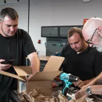 Techniker erwerben in der neuen Schulungseinrichtung von Volvo Penta wertvolle Kenntnisse, um einen umfassenden und kompetenten Service anbieten zu können.
