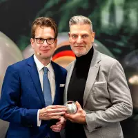 Dr. Otto Schulz, Mitglied des Vorstands DNP und Markus Weckesser, Geschäftsführer & Vice President Volvo Trucks. Dr. Otto Schulz, Mitglied des Vorstands DNP und Markus Weckesser, Geschäftsführer & Vice President Volvo Trucks.