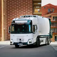 Volvo Trucks stellt auf der IFAT 2026 in Halle C6, Stand 417 zwei Elektrofahrzeuge vor, unter anderem den Volvo FM Low Entry als Abfallsammelfahrzeug, das erste von Volvo Trucks eingeführte rein elektrische Modell.
