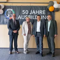 Wirtgen Geschäftsführer Dr. Cyrus Barimani (3.v.l.) begrüßte (v.l.n.r.) Windhagens Ortsbürgermeister Hans-Dieter Geiger, ehrenamtliche Kreisbeigeordnete Birgit Haas und Verbandsgemeindebürgermeister Michael Christ.
