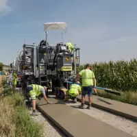 Der kompakte Gleitschalungsfertiger SP 33 ermöglicht den präzisen Einbau verschiedener Profile, wie zum Beispiel Spurbahnprofilen. 