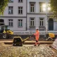 Entlang der Hamburger Elbchaussee saniert die STRABAG umfassend die dortigen Trinkwasserleitungen, die Strom- und Gasinfrastruktur und erneuert Gehwege und Fahrbahnen.
