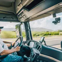 Bei „Webfleet Video“ soll KI sicherheitsrelevante Ereignisse erkennen, ohne die Kamera zur permanenten Fahrerüberwachung zu machen. Konfigurierbare Einstellungen für Aufnahmen und Zugriffe sollen dabei die Privatsphäre der Fahrerinnen und Fahrer schützen. Foto: Webfleet Bei „Webfleet Video“ soll KI sicherheitsrelevante Ereignisse erkennen, ohne die Kamera zur permanenten Fahrerüberwachung zu machen. Konfigurierbare Einstellungen für Aufnahmen und Zugriffe sollen dabei die Privatsphäre der Fahrerinnen und Fahrer schützen. Foto: Webfleet