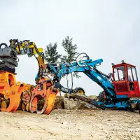 Treffen der Generationen zum 20. Jubiläum von Westtech. Der allererste Woodcracker und ein fabrikfrischer W1000 arbeiteten Seite an Seite. Als kultige Kraftspender waren Kaiser-Schreitbagger engagiert – ein Oldtimer und ein S12 der neusten Generation. Quelle: Westtech