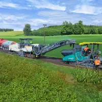 Der W 240 CRi ist das Herzstück des Kaltrecyclingzuges und gehört zu den leistungsstärksten Kaltrecyclern weltweit. Der W 240 CRi ist das Herzstück des Kaltrecyclingzuges und gehört zu den leistungsstärksten Kaltrecyclern weltweit.