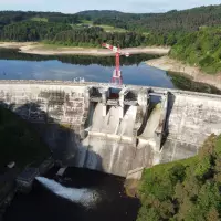 Der WOLFF 7534.16 Clear mit einer Hakenhöhe von 20,4 Metern, einer Auslegerlänge von 40,0 Metern und einer Tragfähigkeit von 16,0 Tonnen übernimmt den Austausch der Hochwasserklappen am Staudamm Barrage de Lavalette im Südosten Frankreichs.
