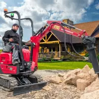 Der Yanmar SV10 Minibagger ist speziell für beengte Einsatzorte konzipiert und kombiniert kompakte Abmessungen, hohe Wendigkeit und zuverlässige Leistung für präzise Arbeiten im Bau- und Renovierungsbereich. (Foto: © Yanmar Compact Equipment)

