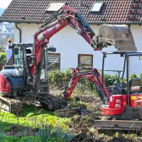 Dennis Adamczyk kam bereits während seiner Ausbildung zum Gärtner mit Yanmar-Baggern in Kontakt und setzt auch als selbstständiger Unternehmer im Garten- und Landschaftsbau auf die Maschinen des Herstellers. Besonders schätzt Adamczyk den ViO17, den er wegen seines Zero-Tail-Swing, des verstellbaren Unterwagens und der vielseitigen Anbaugeräte als flexiblen Allrounder für enge Baustellen beschreibt.