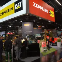 Der gemeinsame Messestand von Zeppelin Baumaschinen und Zeppelin Rental bot zahlreiche Anknüpfungspunkte für Gespräche rund um Maschinen, Geräte und passende Lösungen für den Garten- und Landschaftsbau.
Der gemeinsame Messestand von Zeppelin Baumaschinen und Zeppelin Rental bot zahlreiche Anknüpfungspunkte für Gespräche rund um Maschinen, Geräte und passende Lösungen für den Garten- und Landschaftsbau.