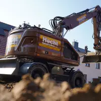 Optisch setzt der Bagger Akzente in Rehbraun.