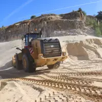 Ein neuer Cat Radlader 980 XE nimmt den Rohsand im Load-and-Carry-Betrieb auf.
Ein neuer Cat Radlader 980 XE nimmt den Rohsand im Load-and-Carry-Betrieb auf.