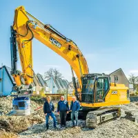 Der neue JCB 370X NLC HD im Einsatz auf einer Abbruchbaustelle in Rottenburg an der Laaber. Der 38-Tonner ersetzt bei Stadler einen bestehenden 37-Tonnen-Bagger und übernimmt schwere Aufgaben im Erdbau sowie im Abbruch.